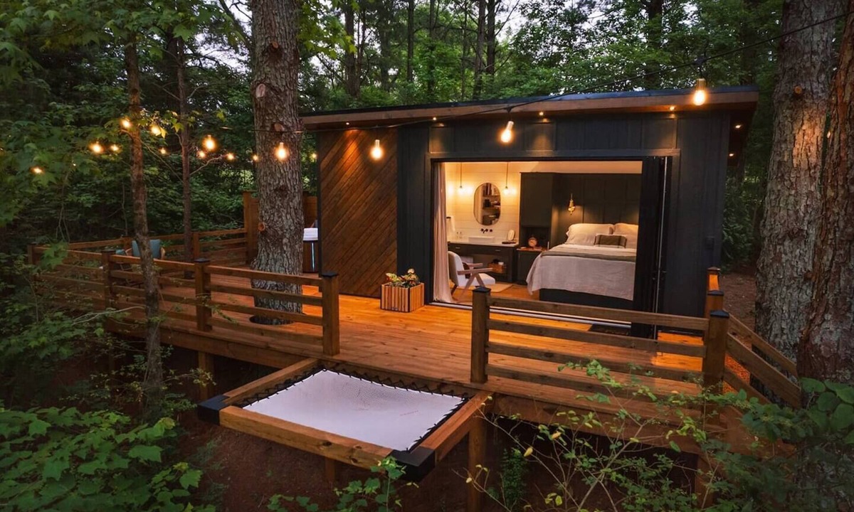 Guntersville House | Luxury tiny cottage with deck hammock and hot tub!