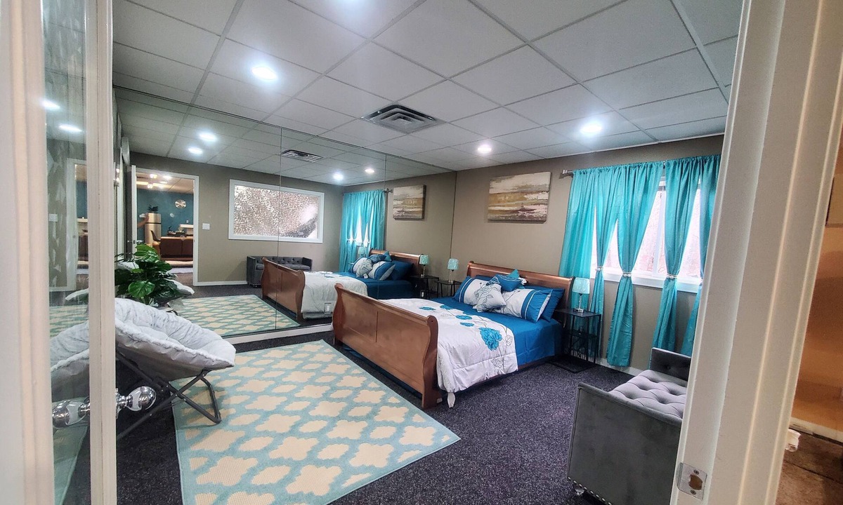 West Bloomfield House | Luxury Guest place: very close to lake and downtown