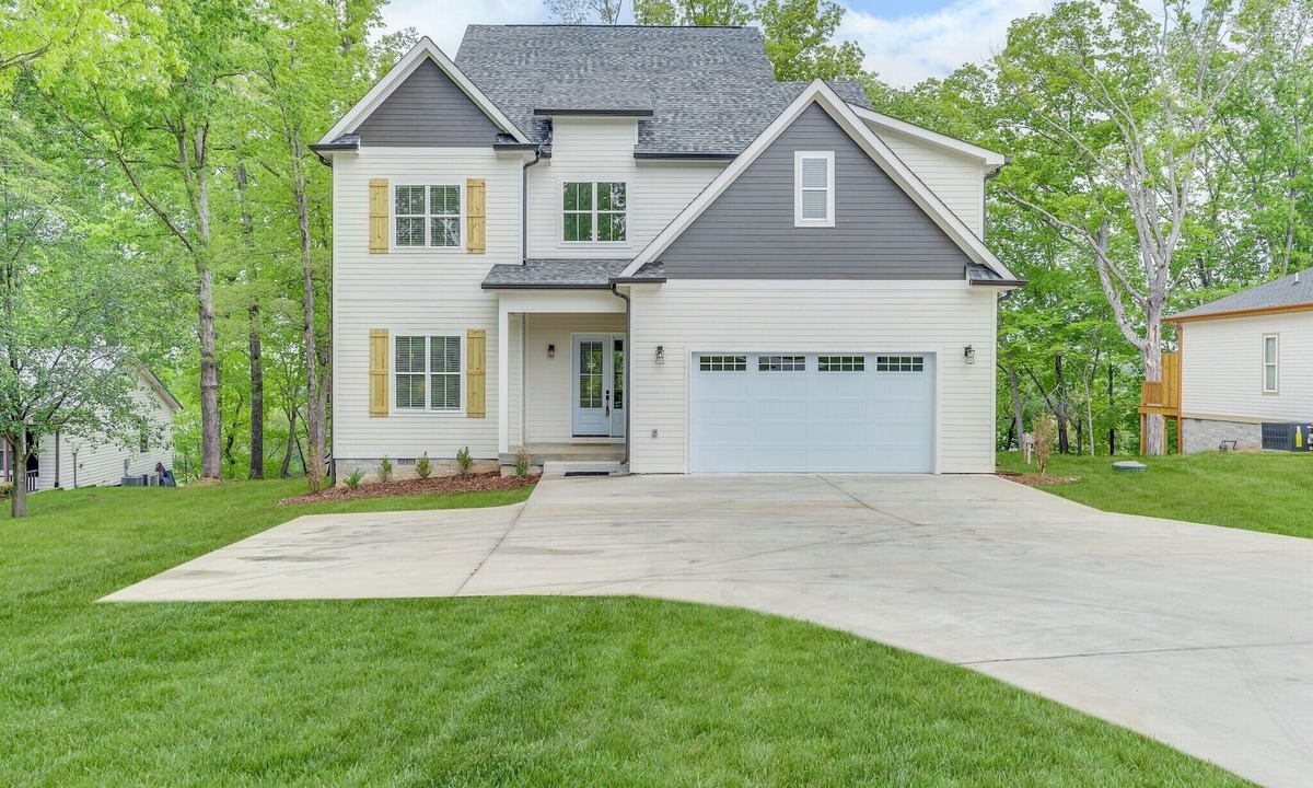 Estill Springs House | Majestic Lakehouse -Hot Tub-Private Boat Dock- 5 bedrooms, Pool Table, Ping Pong
