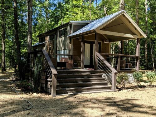 Monteagle House | Memorable Wooden Cabin Next to Great Hiking Trails in Monteagle, Tennessee