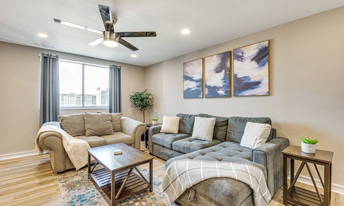 Peachtree Center Condo | Mid Town 2BR Apartment with Pool Access/Free Parking