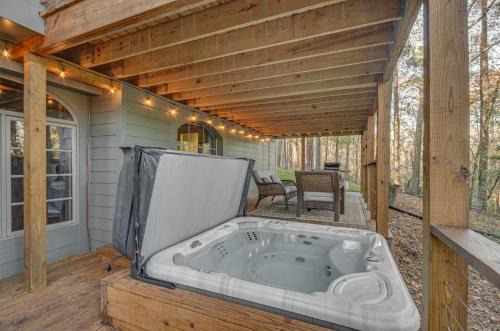 Tougaloo House | Mississippi Retreat w/Hot Tub, Deck & Lake Views!