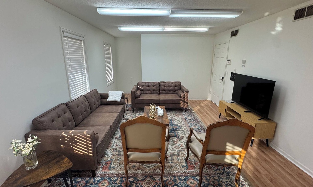 Bedford Apartment | Modern 2BR Suite 202: Toledo & Sylvania Gateway