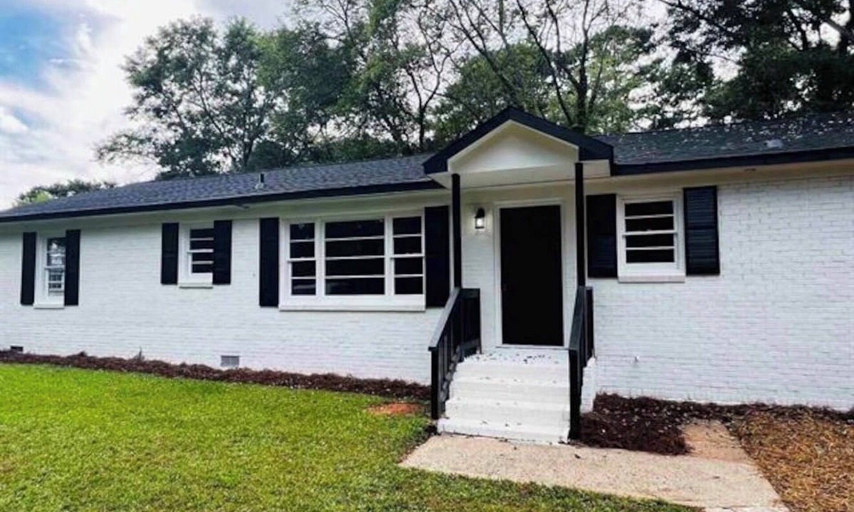 Oxford House | Modern 3BR Home in Oxford — pet-friendly