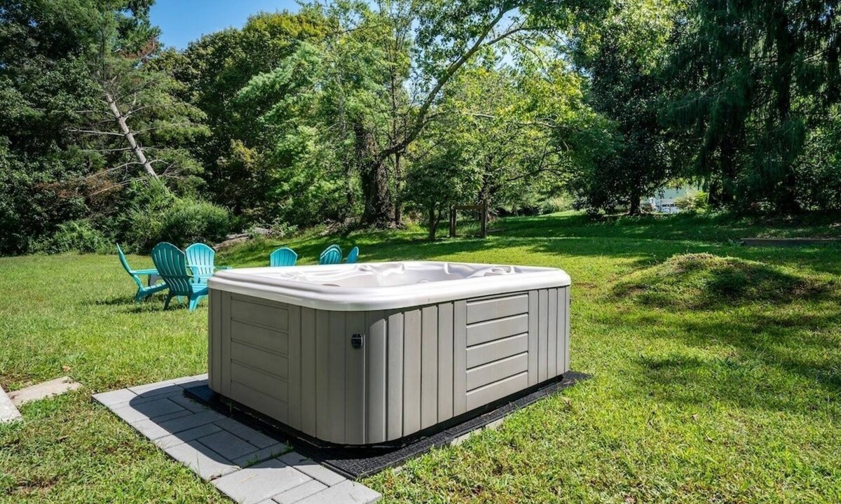 Knoxville House | Modern Knoxville Stay | Hot Tub & Grill | + Wifi