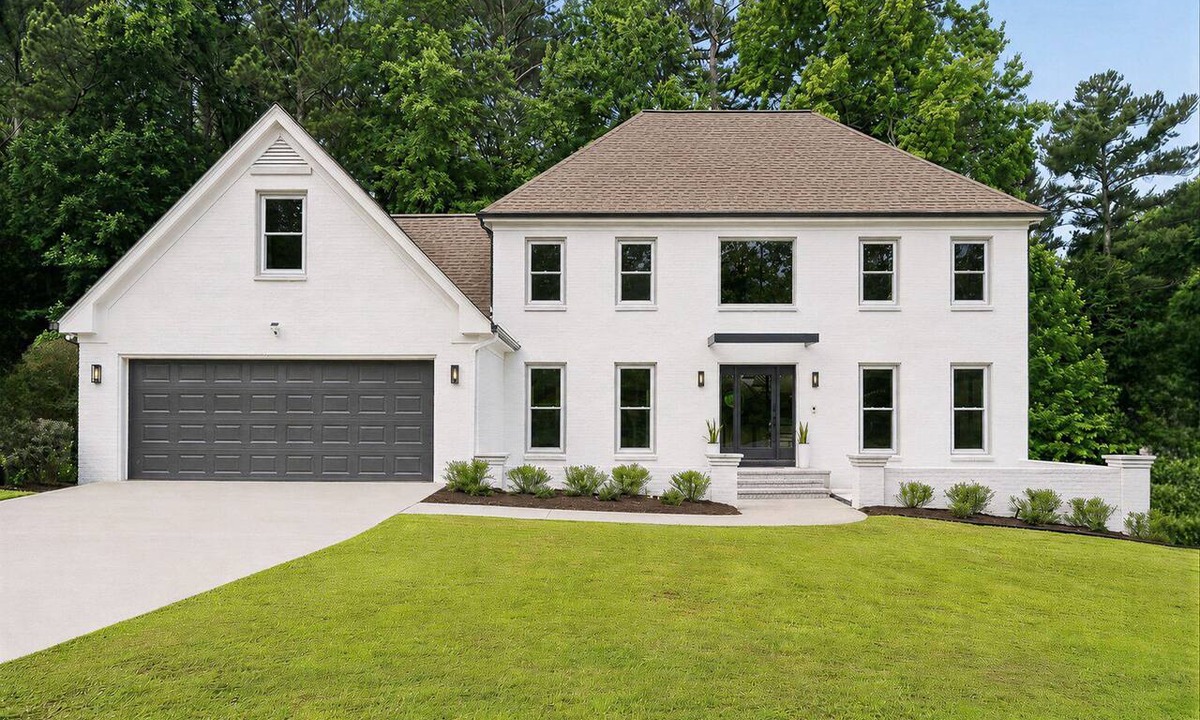 Tucker House | Modern Luxury Spacious Atlanta Retreat