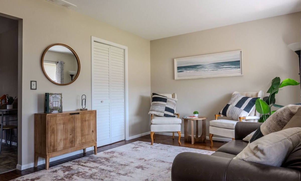 Wyandotte House | Modern River Retreat Near Airport, Hospitals, Corporations