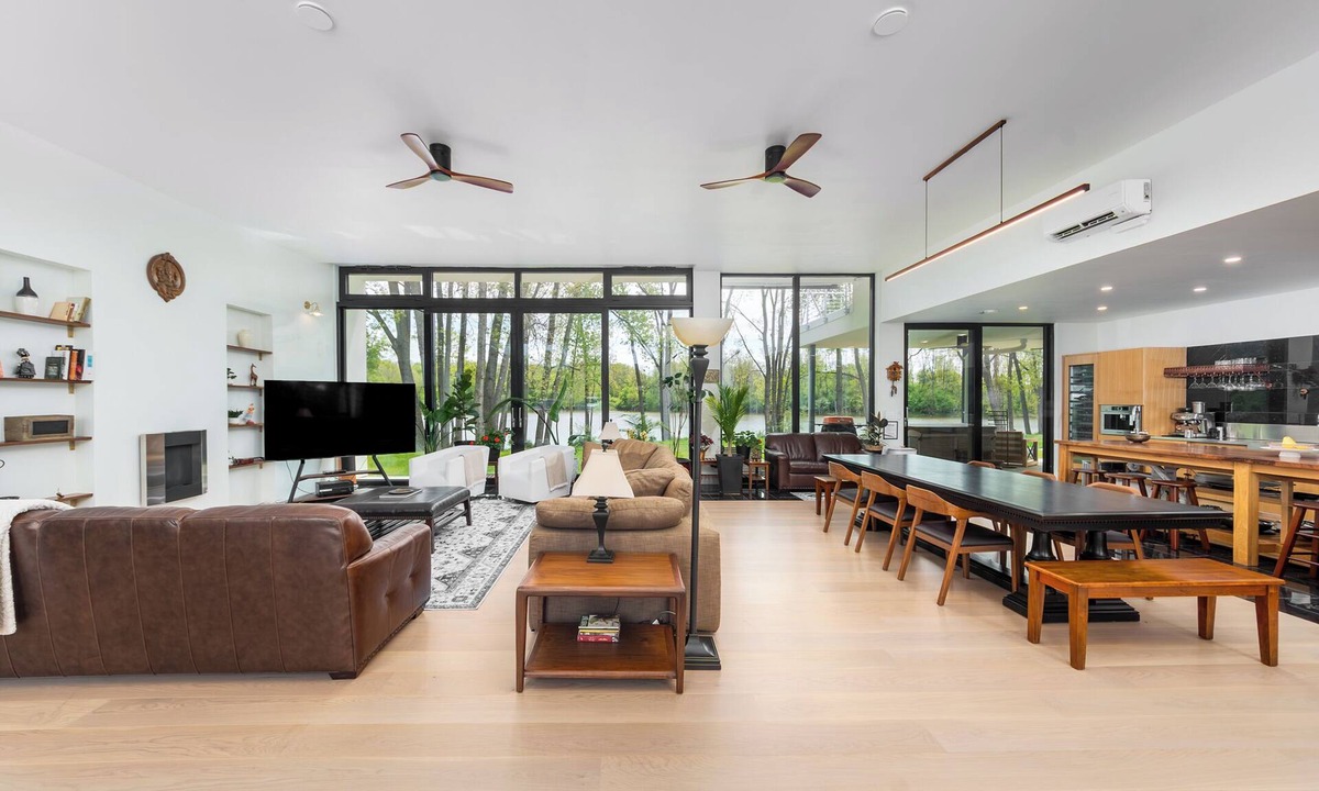 Ann Arbor House | Modern, Ultra-Luxurious, 5 BR/4.5 BA Home on a quiet wooded lake in Ann Arbor