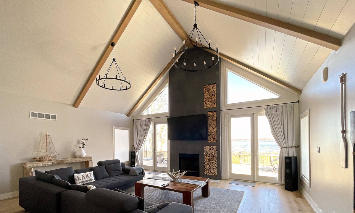 Bass Lake House | Modern Waterfront Lakehouse/1H Notre Dame/2H Chicago