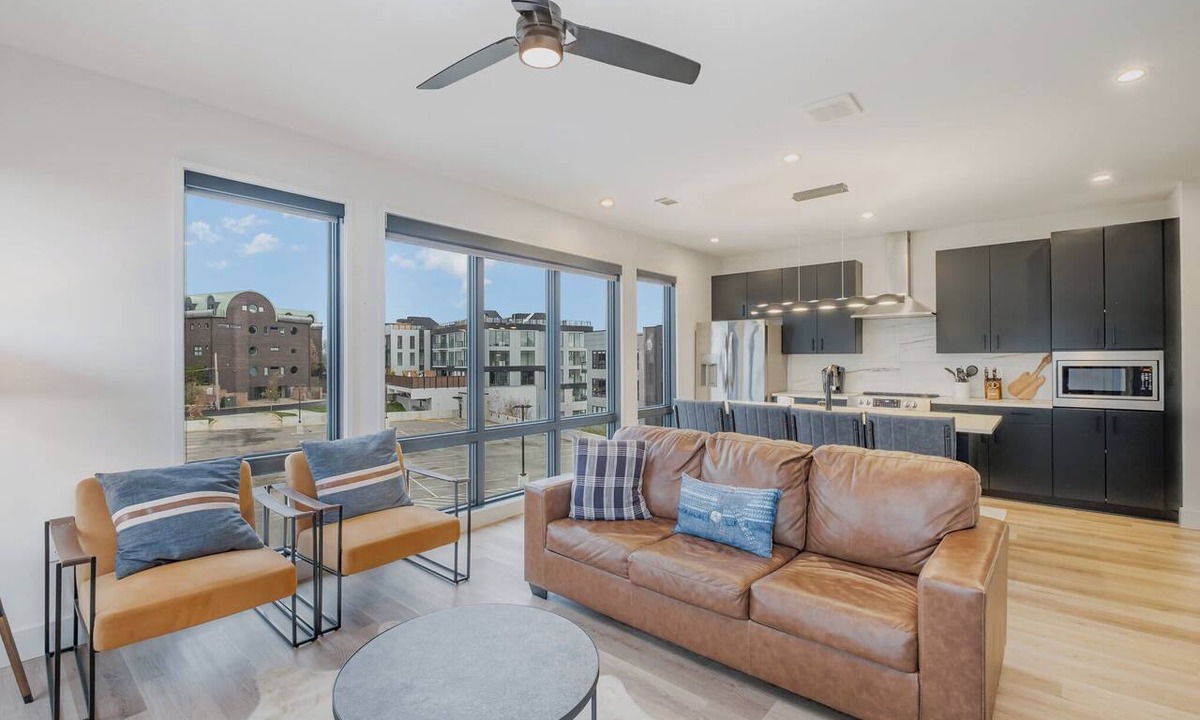 West End Condo | Modern West End Condo for 6, Shared Pool & Gym!