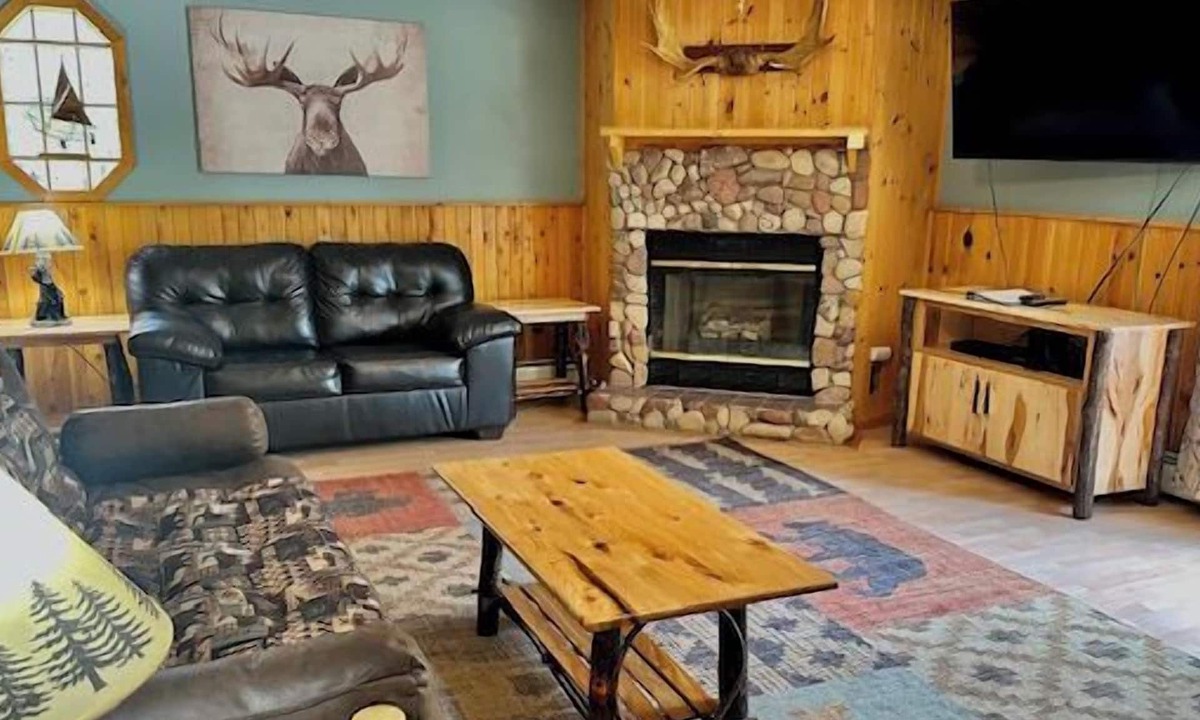 Au Train Cabin | Moose Lodge with AuTrain Lk and beach access