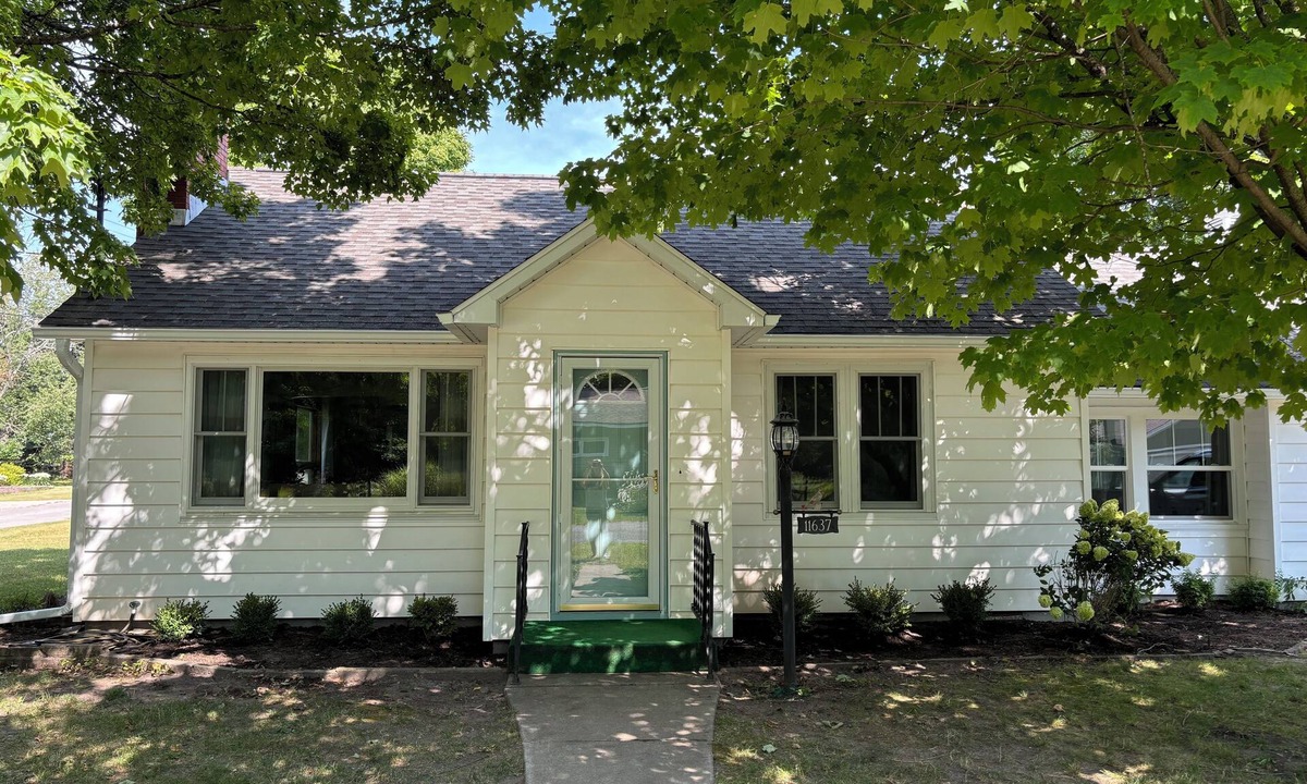 Empire House | My Roam'n Empire - Super Cute with Water Toys and Great Location! Walk to Downtown and Beach!