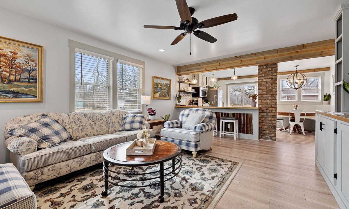 Benton Harbor House | N Shore Bungalow-Close to St Joe, beaches, golf, wineries, 45 min to Notre Dame