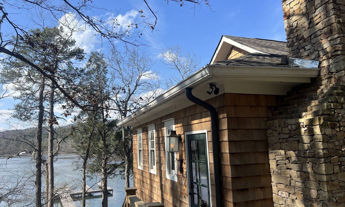 Guntersville House | Nature lover’s dream with this secluded waterfront cabin on Lake Guntersville!