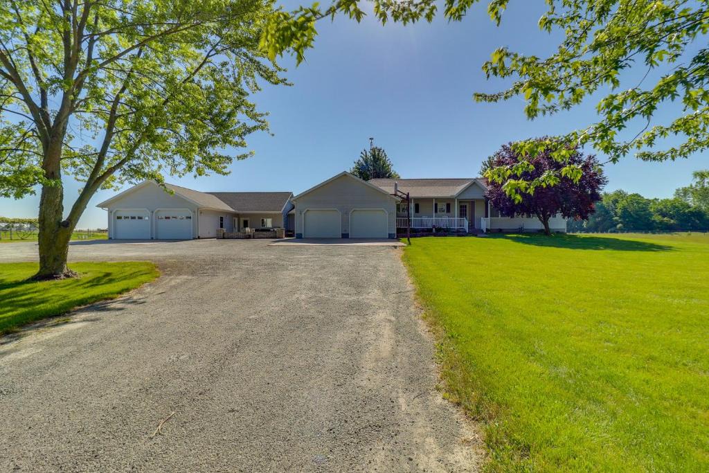 Brimfield House | Near Amish Country & Shipshewana: Grill & Patio!