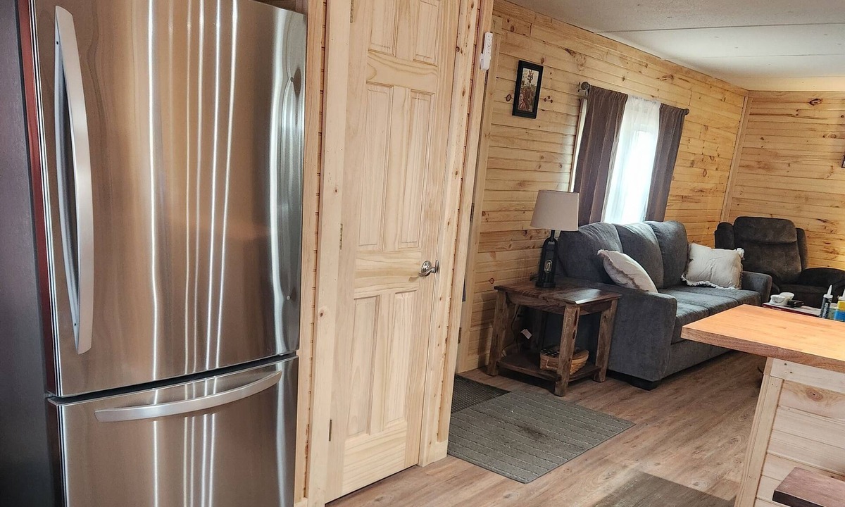 Melmore House | NEVER JUDGE A BOOK BY IT'S COVER! .2 bedroom mobile home in Carey with AC, WiFi