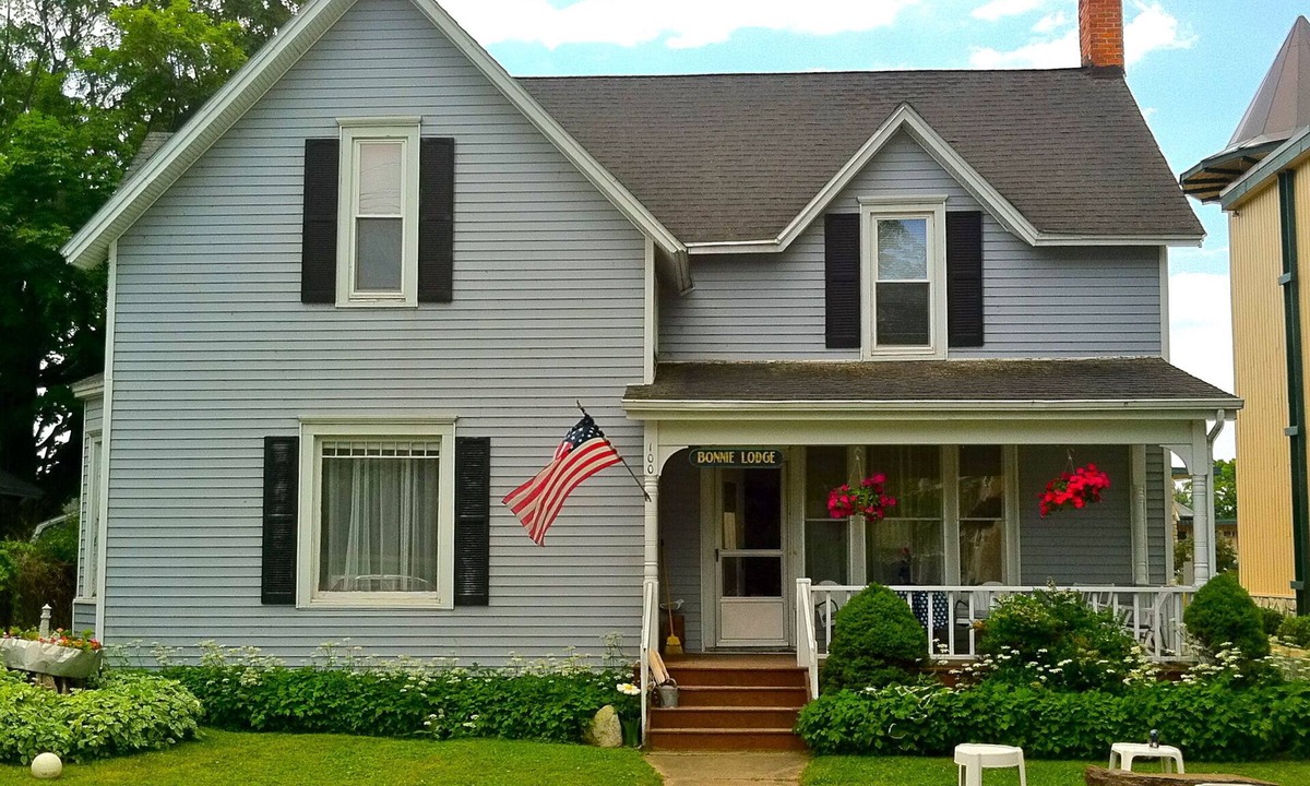 Charlevoix House | New fall rates for just minimum two nights stay now! Come enjoy the fall colors!