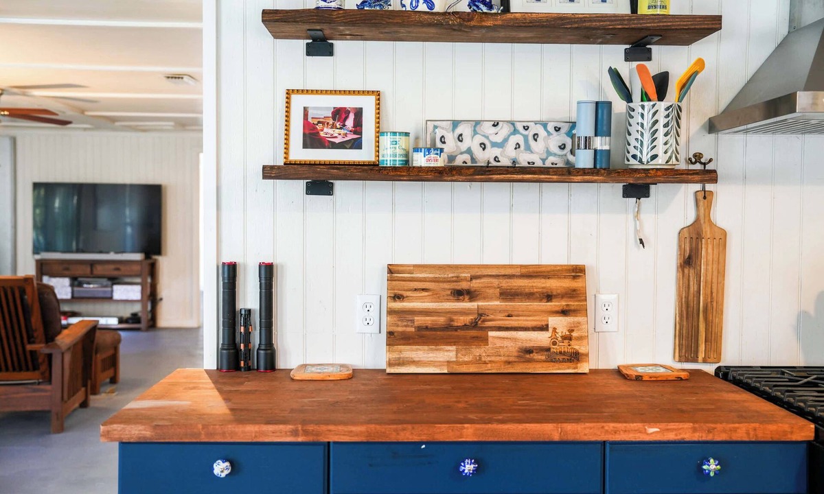 Apalachicola House | New River Waterfront Dock Kayak Launch + RV Hook up