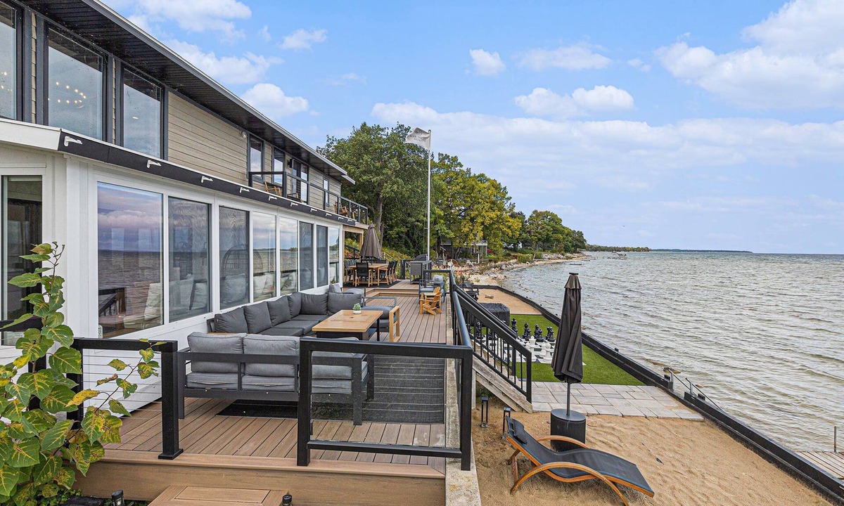 Traverse City House | 🌅 NEW! Waterfront Retreat on West Bay – Hot Tub, Games & Zen Den ➠ 7345