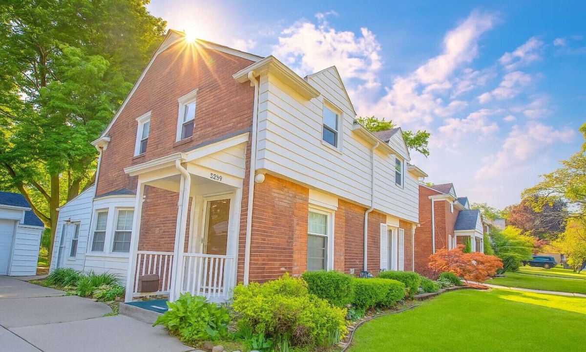 Dearborn Villa | Newly Renovated Townhouse on a Tranquil Street