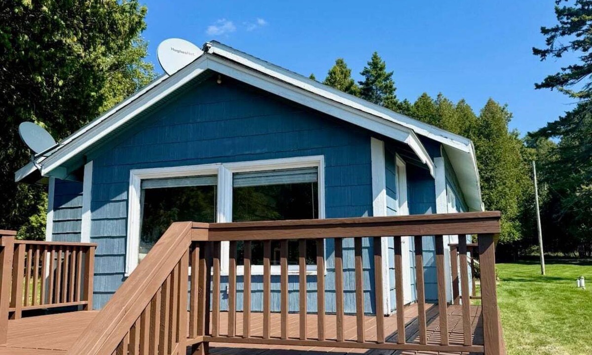 Escanaba Cottage | Noc's Landing: Sun-Soaked Days & Starry Nights – Your Summer Escape Awaits!