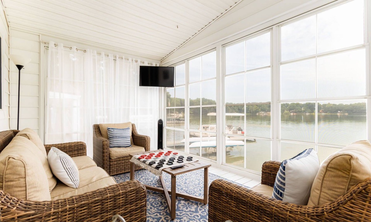 Howe House | North Twin Clover - Lake Front - Kayaks - Short drive to Shipshewana