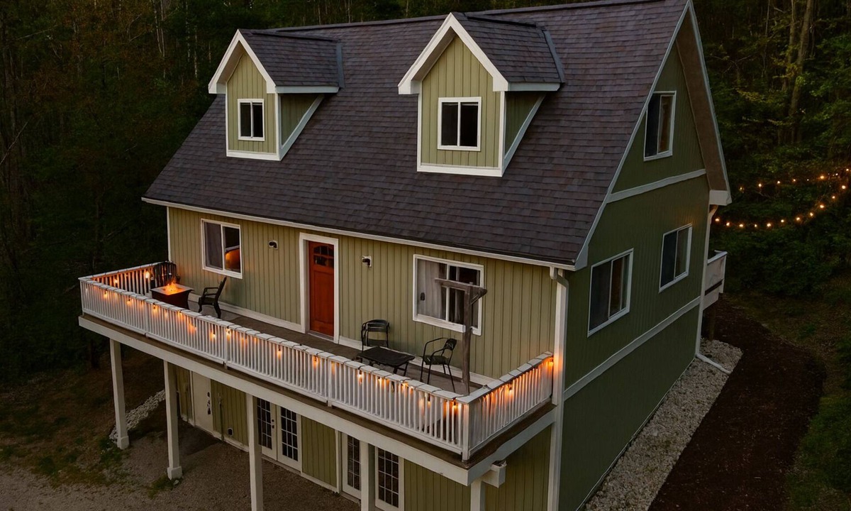 Alanson House | Oasis on 10 Acres, firepits, 15 mins to Harbor Springs, Petoskey, sleeps 14