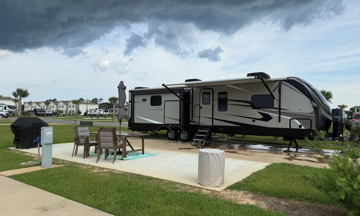 Foley House | One bedroom RV next to OWA,restaurants, waterpark, and 15 minutes from beach.