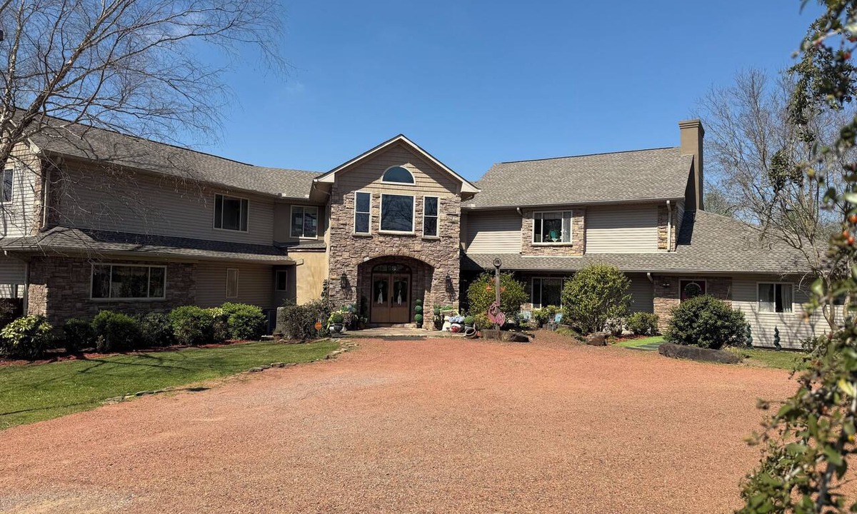 Crane Hill House | One of the largest homes on Smith Lake 9-bedroom house sleeps 28+