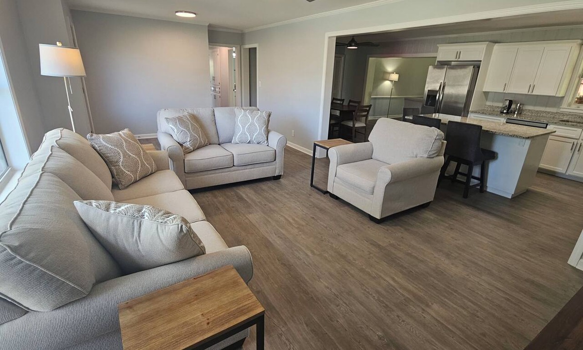Dothan House | Open floor-plan - Large Covered Patio - Kitchen Island - 5 beds