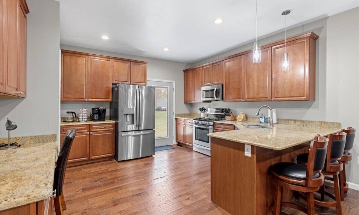 Lake Orion House | Orion Farmhouse Convenient Location to GM Plant and Great Lakes Crossing Mall