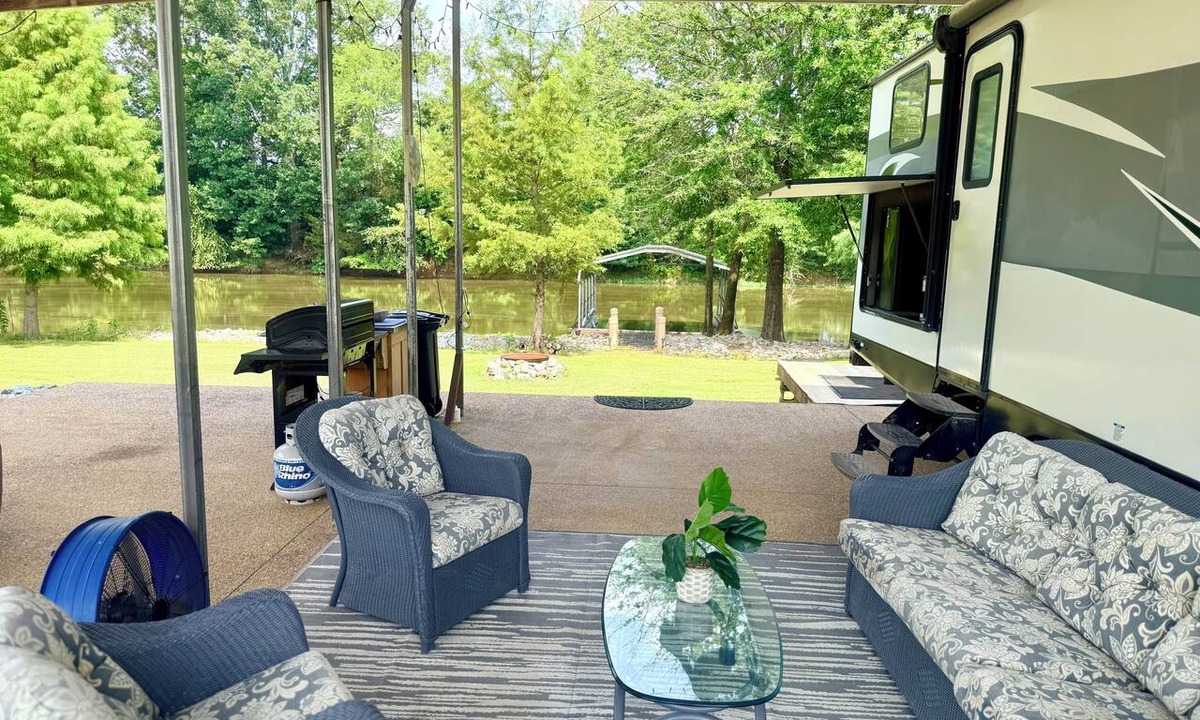 Decaturville RV Rental | Peaceful 2-bedroom waterfront camper, gated community in charming Decaturville
