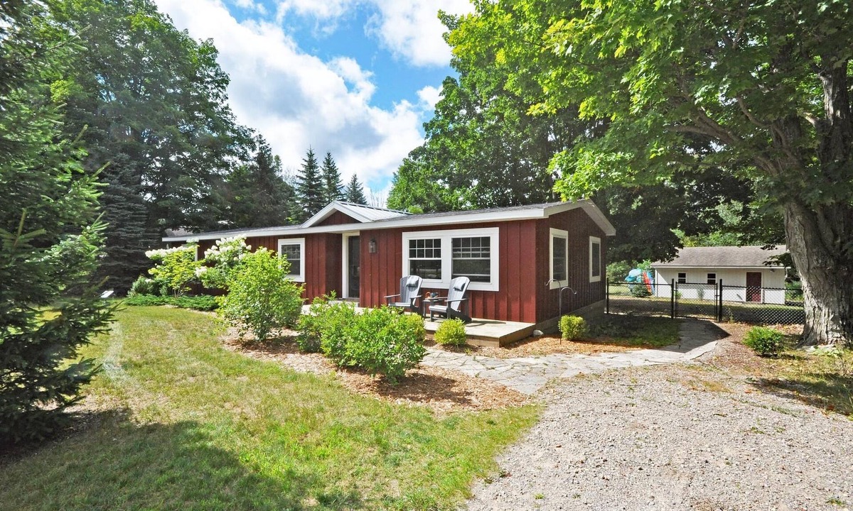 Maple City House | Peaceful, dog‑friendly 3BR cabin near Glen Arbor with fenced yard!