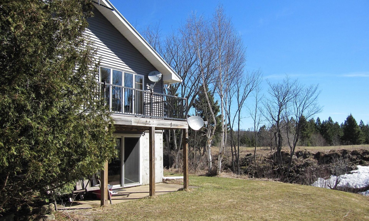 Rumely House | Peaceful River Retreat on 18 Acres w/fire pit Near Pictured Rocks & Marquette