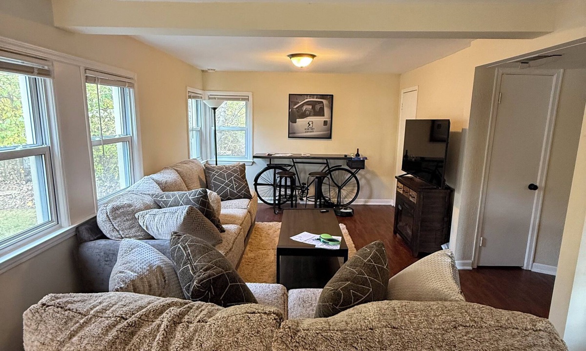 Walled Lake House | Perfect 2-bedroom house with lake views and sunsets. Short walk to Driftwood Pub