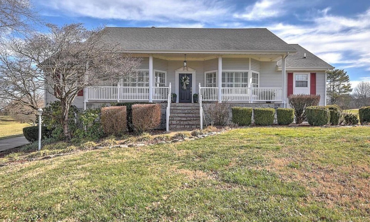 Greeneville House | Perfect 6-bedroom house with pool and hot tub in gorgeous Greeneville