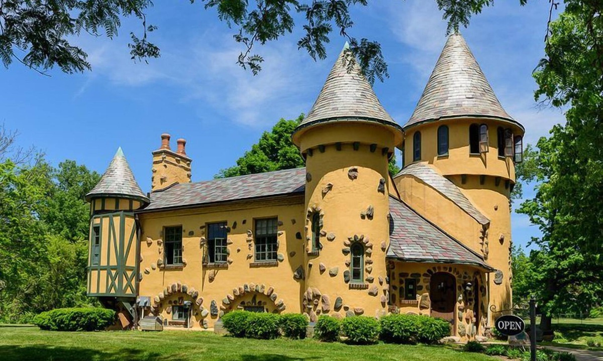 Chesaning House | Pet-Friendly Accommodation in Chesaning! Free Parking, Near Curwood Castle!