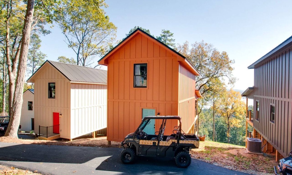 Groveoak Cabin | Pet-Friendly Cabin Ideal for Families with Jacuzzi and Lake Views in Alabama