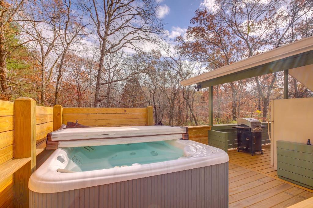 Lupton City House | Pet-Friendly Chattanooga Cabin w/Hot Tub & Kayaks