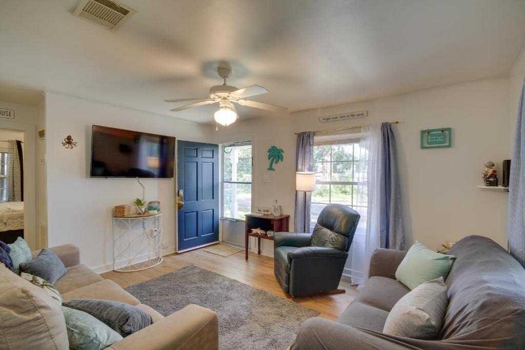 Gulfport House | Pet-Friendly Retreat in Gulfport Less Than 1 Mi to Beach!