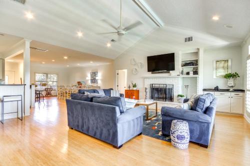 Shoreline Park House | Pool, Fire Pit & Tennis Court: Gem in Bay St Louis