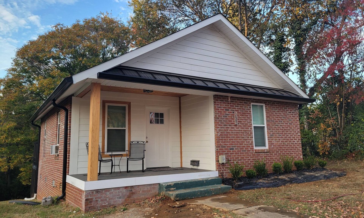 Maryville House | Pristine creekside home in peaceful Maryville with sprawling yard and deck.