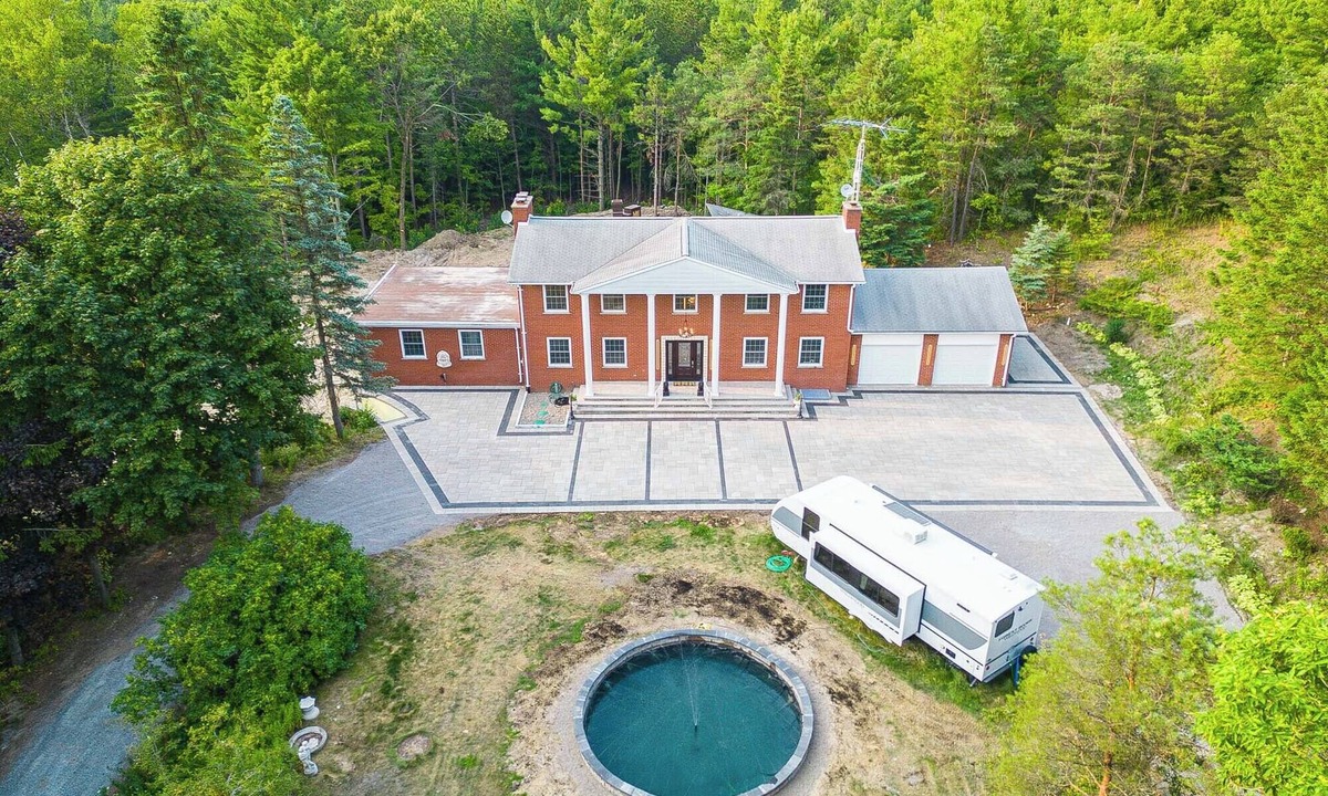 Uxbridge Cottage | Privacy Magical Forest Cottage 30+ Party Room, Disco KTV