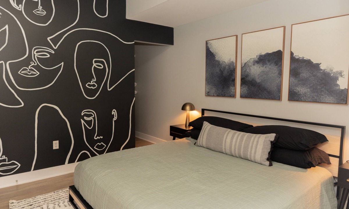 Downtown House | Private Balcony Abstract Apt Dwtn GR w/parking and King Bed