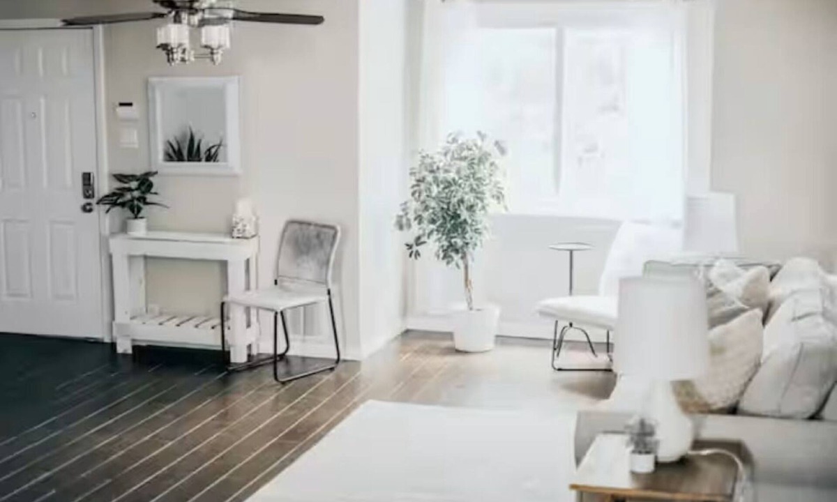 Logan Square Condo | Private Covered Garage +In-Unit Laundry+ Restaurant Row+93 Walkscore + 606 Trail