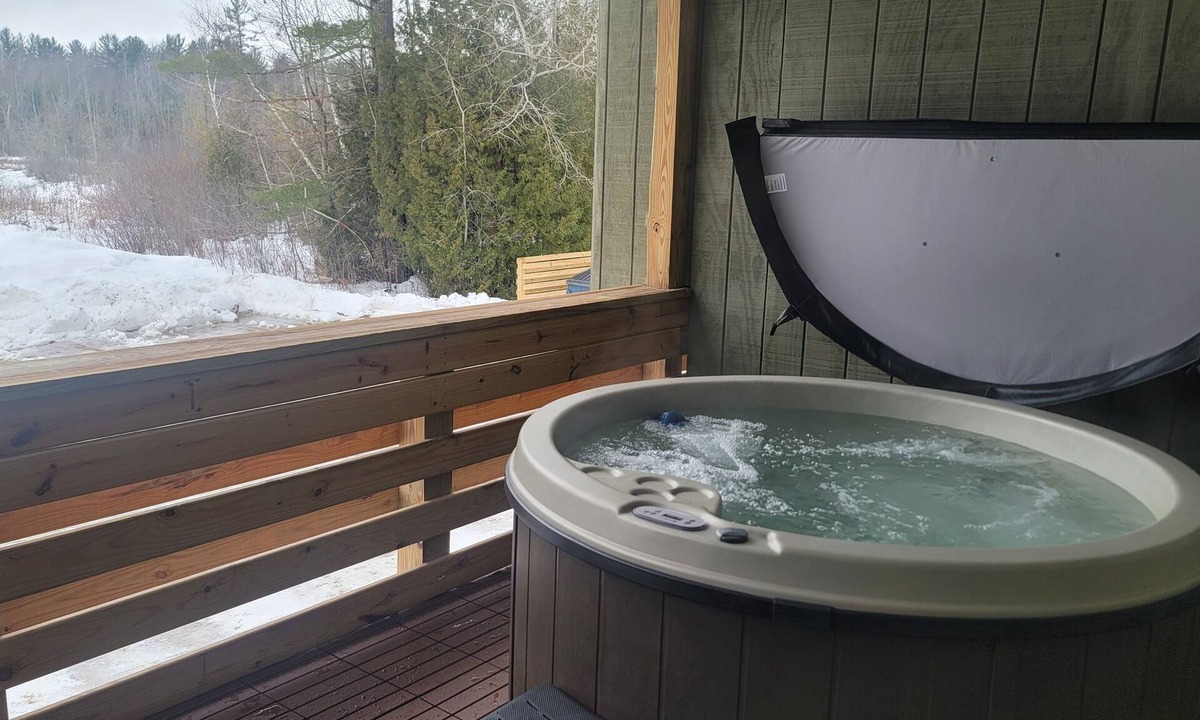 Interlochen Apartment | Private Hot Tub! KING Size Bed Traverse City 18 miles *Crystal Mountain 17 miles