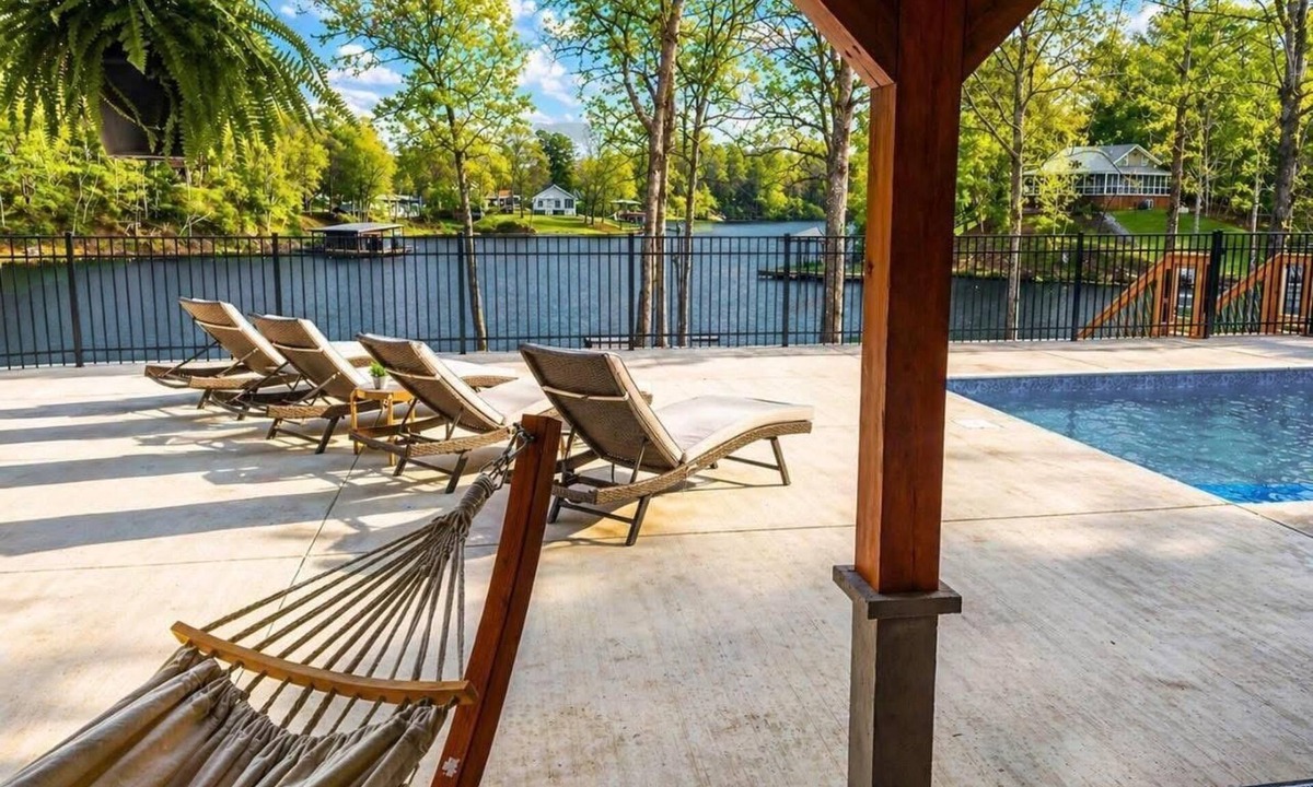 Shelby Cottage | Private Lay Lake Peninsula, 1000ft Shoreline, Boat Ramp, Pool, Docks, Sleeps 9