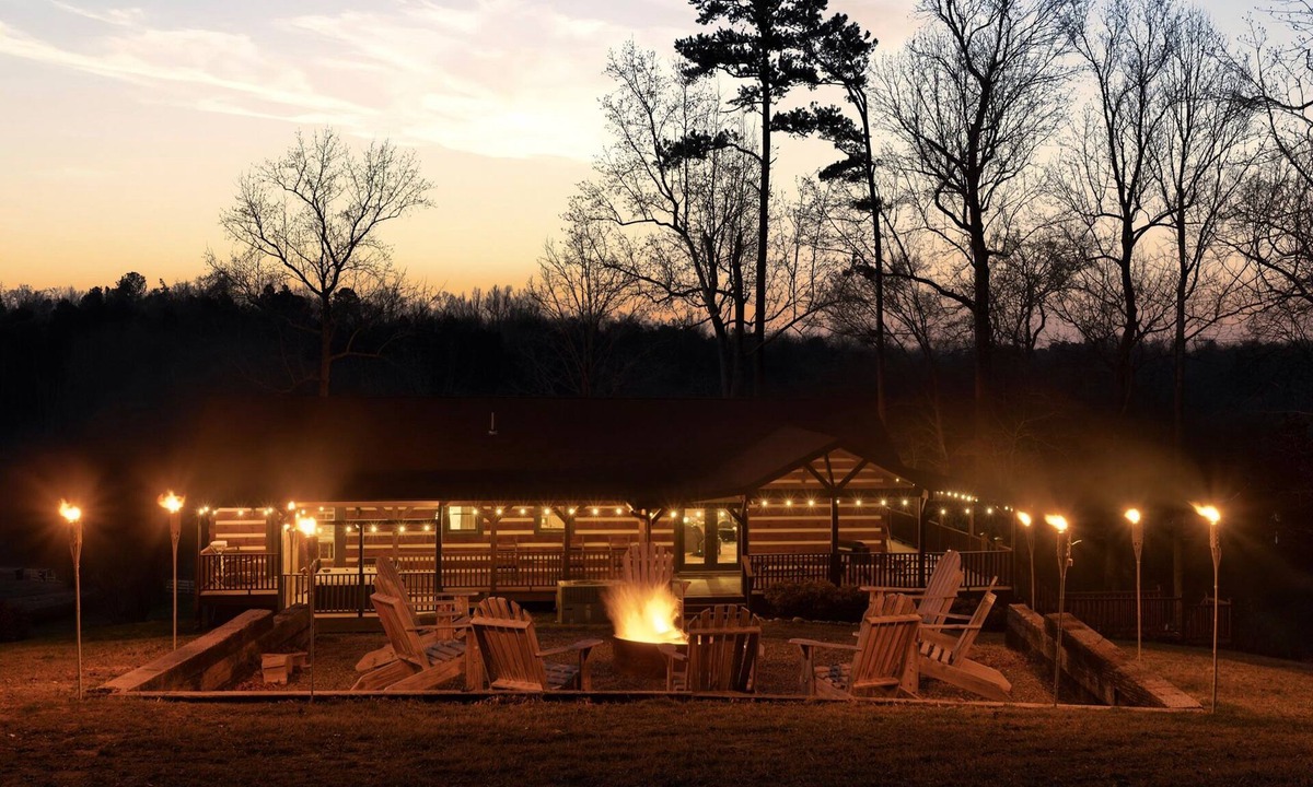Cleveland Cabin | Private log cabin for 16