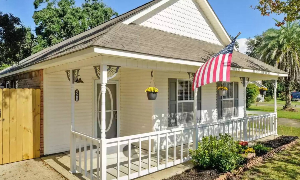 D'Iberville House | Quaint Cottage Perfect for Families Near Biloxi