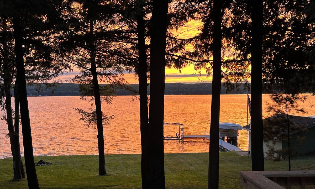 Hubbard Lake Cottage | Quiet Hallmark Movie Cottage on Hubbard Lake for couples or families.